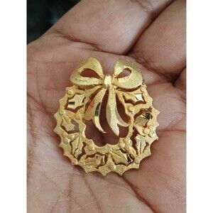 Christmas Wreath Diamond Cut Gold Tone Holiday Vintage Brooch